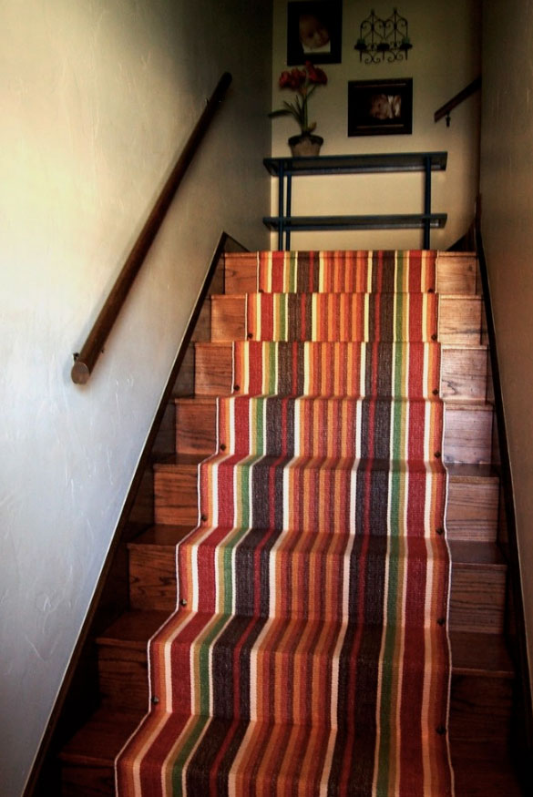 پله چوبی تیره با رانر رنگارنگ