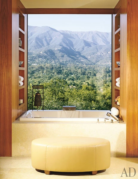 حمام با قفسه های چوبی-و-منظره-کوه-و-پاف-کرم